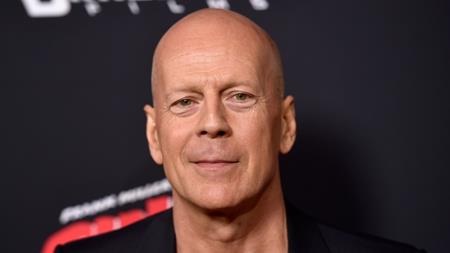 Khi sao coi fans như “cỏ rác” - 7 Hai đồng nghiệp Kevin Smith và Sylvester Stallone đều khẳng định Bruce Willis là một ngôi sao cực kì khó chịu. Từng có lần, Bruce Willis mắng nhiếc thậm tệ vài đứa trẻ trong cửa hàng đồ ăn chỉ vì chúng đã… nhận ra và chỉ trỏ nam tài tử.