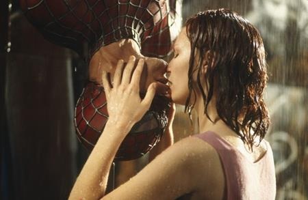 Nụ hôn ngược dưới mưa trong “Spider-Man” (2002) giữa Tobey Maguire và Kirsten Dunst đã trở thành biểu tượng trên màn bạc