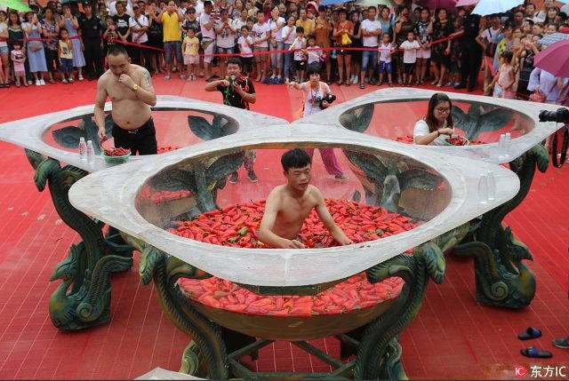 Cay xé lưỡi với cuộc thi ăn ớt kỳ quặc ở Trung Quốc - 8
Các thí sinh tham dự sẽ phải ăn thật nhiều ớt có thể trong khi ngồi trong những bể nước đổ đầy ớt.