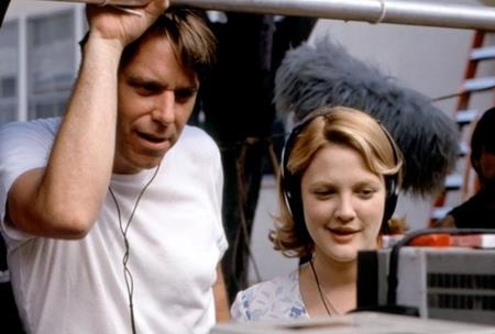 Ảnh hậu trường cực “độc” của các bộ phim kinh điển - 7 Bộ đôi Drew Barrymore và Raja Gosnell đã có được những khoảng thời gian vô cùng vui vẻ khi tham gia “Never been kissed” (1999)