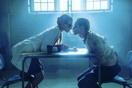 Những đôi uyên ương quấn quýt từ truyện tranh đến màn ảnh - 7 Harley Quinn và Joker đích thực là cặp đôi “bệnh tật” số 1 trong truyện tranh. Khi được khắc họa trong bộ phim “Suicide squad” (2016), mối tình này đã được tô hồng thêm đôi chút để nhấn mạnh sự si tình và không kém phần cuồng loạn của cả hai.