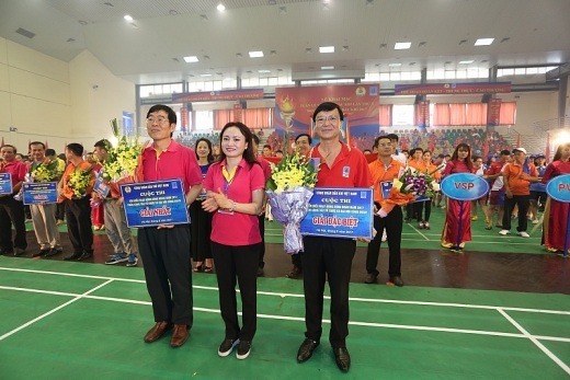 Khai mạc Tuần lễ Văn hóa Dầu khí lần thứ X và Hội thao ngành Dầu khí năm 2017 - 7 Chủ tịch CĐ DKVN Nghiêm Thùy Lan trao giải Đặc biệt và giải Nhất cuộc thi Tìm hiểu hoạt động công đoàn cho CĐ Tổng công ty Khí và CĐ Viện Dầu khí