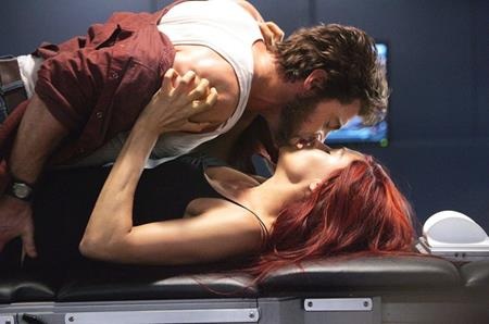 Những mối tình màn ảnh được lấy cảm hứng từ truyện tranh - 7 Logan và Jean Grey chưa bao giờ thực sự là một đôi trên màn ảnh rộng. Bị chàng Người Sói quyến rũ, Jean Grey thậm chí đã đính hôn với Cyclops nhưng nàng dị nhân tóc đỏ vẫn có những khoảnh khắc hết sức gần gũi cùng Wolverine.