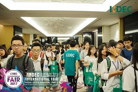 Năm 2018 – 2019 nên du học ở đâu? – Bài toán đã có lời giải - 7 Hình ảnh tại các bạn học sinh nhận quà tại sự kiện Fair 2016