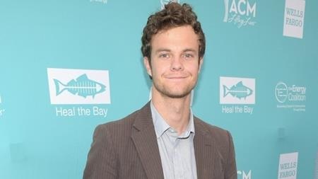 Loạt “cậu ấm, cô chiêu” nhà sao đẹp long lanh vượt cả phụ huynh - 6 Jack Quaid thừa hưởng rất nhiều nét đáng yêu từ bà mẹ Meg Ryan và vẻ nam tính, quyến rũ của ông bố Dennis Quaid. Sớm có cơ hội được ghé thăm phim trường và tận hưởng bầu không khí tại Hollywood, Jack Quaid đang là một ngôi sao trẻ triển vọng nhiều hứa hẹn.