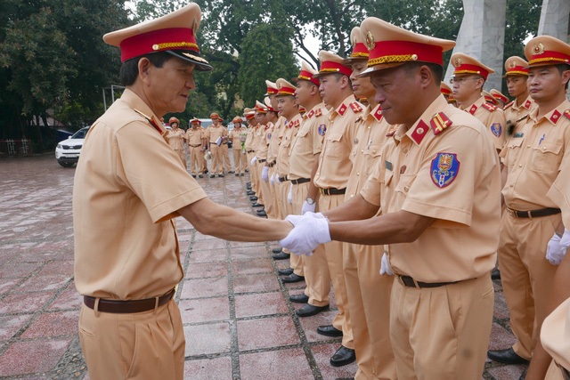 
Lãnh đạo Cục Cảnh sát giao thông Bộ Công An bắt tay tiễn các chiến sĩ lên đường làm nhiệm vụ.
