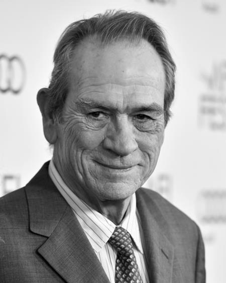 Những ngôi sao nổi tiếng thông minh của Hollywood - 7 Nam diễn viên kỳ cựu Tommy Lee Jones không chỉ từng học tại Harvard mà còn có thể “vỗ ngực” với tấm bằng tốt nghiệp loại ưu của mình. Đặc biệt, trong thời gian còn đi học, Tommy Lee Jones đã có cơ hội làm quen và trở thành người bạn thân thiết của cựu Phó Tổng thống Mỹ, Al Gore.