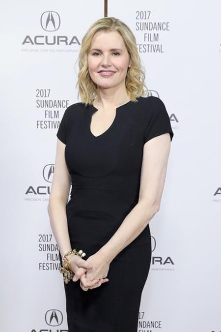 Ngưỡng mộ trí thông minh cực đỉnh của loạt “sao” lớn - 7 Với chỉ số IQ 140, Geena Davis là thành viên của Mensa, hiệp hội bao gồm những người có chỉ số IQ cao nhất thế giới. Nữ diễn viên gạo này có thể nói lưu loát tiếng Thụy Điển, chơi piano, chơi trống và sáo flute. Hồi năm 2006, Geena còn được nhận bằng tiến sĩ danh dự của trường Bates vì những nghiên cứu về giới tính của mình.