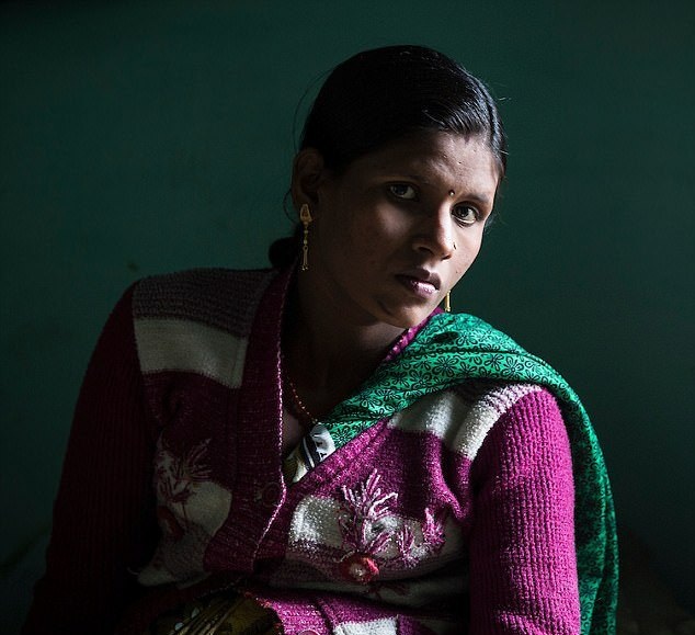 Không cưới được mẹ, trả thù man rợ bằng cách đổ axit lên mặt con - 6 Soni vẫn chưa thể vượt qua được vụ con trai bị tạt axit