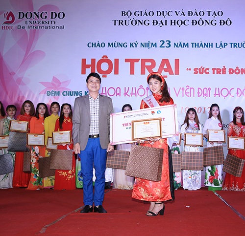 Ấn tượng đêm chung kết “Hoa khôi Sinh viên Đại học Đông Đô 2017” - 7
Thí sinh tài năng nhất với màn múa hoạt cảnh Chị đi tìm em.