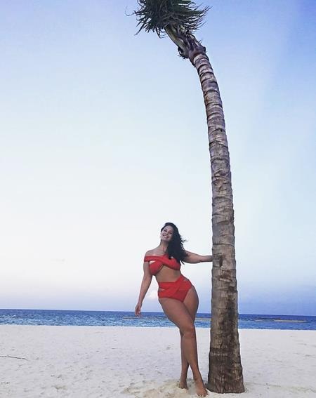 Điểm lại những màn diện bikini sexy quá đỗi của các sao - 7 Hồi hè này, siêu mẫu ngoại cỡ Ashley Graham đã có được một tấm hình diện bikini tự sướng với cây cọ rất ấn tượng