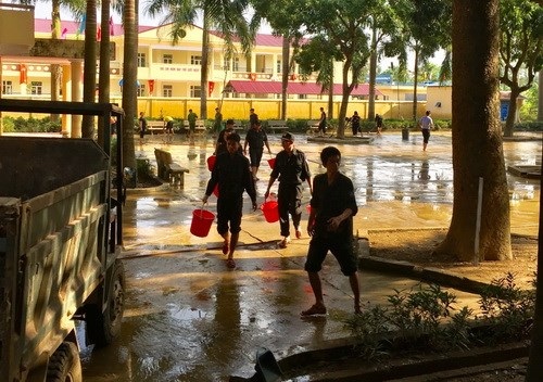 Chương Mỹ: Nước đã rút hết khỏi trường học - 7 Cán bộ chiến sỹ công an nhiệt tình giúp sức