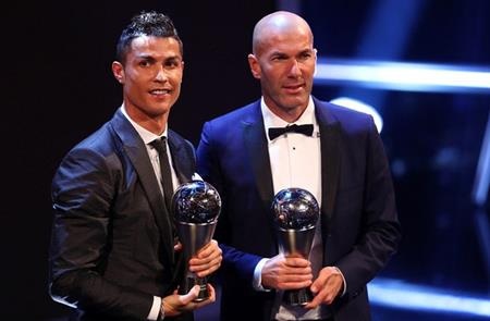 C.Ronaldo say sưa mừng chiến thắng bên cô bạn gái xinh đẹp - 7 Hai thầy trò C.Ronaldo đều đã được vinh danh