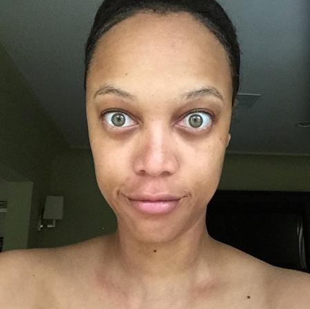 Khi các sao lớn hạ quyết tâm nói không với trang điểm - 7 Dù có trang điểm hay không thì Tyra Banks vẫn là một siêu mẫu đình đám. Chính vì vậy, “chủ xị” của “Americas next top model” chẳng hề e dè khoe mặt mộc và chia sẻ rằng: “Đây là tôi. Nguyên bản. Và bạn đang ở đó nhìn tôi, đang chăm chú vào bức hình này. Có thể bạn đang nghĩ “Ôi, cô ấy trông thật thô kệch”. Còn nếu bạn cảm thấy tuyệt vời thì bạn xứng đáng được nhìn thấy tôi THỰC SỰ. Đây mới thực là tôi”.