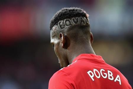 Những kiểu tóc thảm họa của Pogba từ khi gia nhập MU - 7 Có lúc Pogba còn điệu đà “chơi chữ” ngay trên đầu của mình