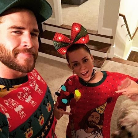 Nhìn lại những kì nghỉ Giáng sinh an lành nhất của các sao - 7 Thay vì chúc Giáng sinh vui vẻ, Liam Hemsworth lại gửi lời chúc sinh nhật đến… Chúa Jesus. Và dĩ nhiên, cô bạn gái Miley Cyrus cũng ở bên cạnh Liam trong ngày ý nghĩa này.