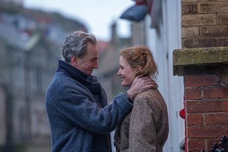 Loạt phim hay khó có thể bỏ lỡ trong dịp Giáng sinh này - 7 Bộ phim lịch sử “Phantom thread” chính là bộ phim cuối cùng của Daniel Day-Lewis và chắc chắn, tác phẩm này sẽ tiếp tục khiến trái tim người xem thổn thức bởi bối cảnh thời trang xa hoa, lộng lẫy đan xen với một câu chuyện tình yêu chênh vênh lệch tuổi và hết sức ám ảnh.