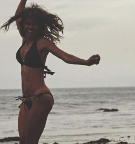 Sao và những màn diện bikini hở bạo trong năm qua - 7 Halle Berry vui vẻ khoe dáng trẻ trung ở tuổi 51