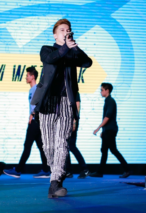 S.T gây ấn tượng với những sải chân mạnh mẽ, phong cách điêu luyện đại diện cho xu hướng wet look.