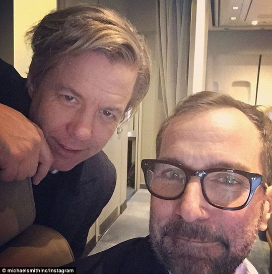 Máy bay chở ông Obama hạ cánh 3 lần bất thành - 10 Đại sứ Mỹ tại Tây Ban Nha James Costos cùng chồng - chuyên gia thiết kế nội thất Michael Smith chụp ảnh tự sướng khi máy bay đang lòng vòng trên sân bay. Ảnh: Instagram