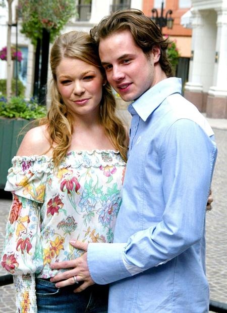 Khi các sao nữ “mê mệt” vũ công nam - 8 Chuyện tình yêu giữa LeAnn Rimes và nam vũ công Dean Sheremet đã có một kết thúc khá buồn thảm khi nữ ca sĩ “cắm sừng” ông xã để chạy theo nam diễn viên Eddie Cibrian. Sau vụ việc này, danh tiếng của LeAnn Rimes đã thực sự bị “xuống dốc không phanh”.