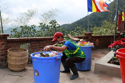 Nhọc nhằn nghề gánh rác nơi lưng chừng trời Yên Tử - 3 Nhọc nhằn nghề gánh rác nơi lưng chừng trời Yên Tử - 3