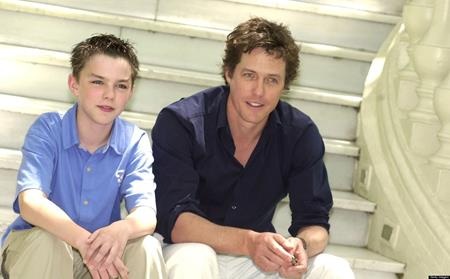 Xoay quanh chuyện tình, chuyện đời của anh chàng Will lông bông, “About a boy” (2002) bất ngờ trở thành lựa chọn sáng giá cho các cặp đôi với lối dẫn dắt thông minh, nội dung ý nghĩa, đậm tính nhân văn và dễ dàng giúp cho hai con tim hòa chung nhịp đập