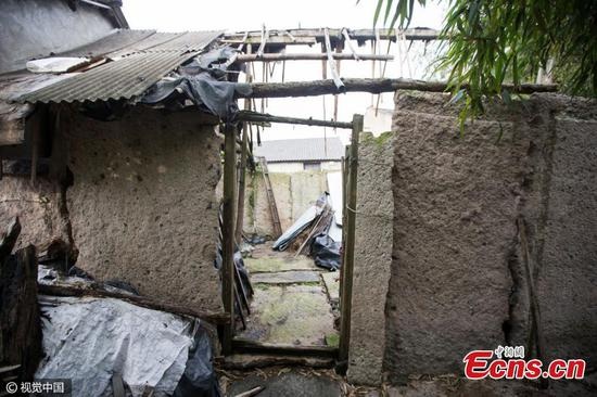 Trung Quốc: Dân dùng bia mộ cổ trăm năm để xây nhà - 3 Ngày nay, rất nhiều ngôi nhà như vậy đang bị xuống cấp và không có người ở