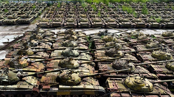 Những nghĩa trang không người kì lạ nhất thế giới - 3
Những năm bất ổn chính trị ở Ukraine khiến số phương tiện bọc thép ở đây tăng chóng mặt. Tại một nhà kho bỏ hoang, hàng chục xe tăng ngụy trang đang xếp hàng, dường như trong tình trạng khá tốt