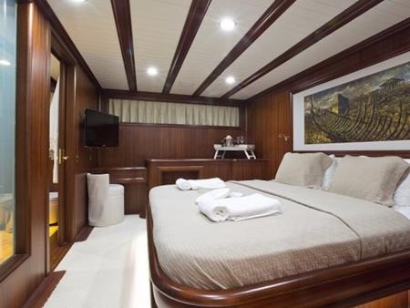 Cận cảnh siêu du thuyền hơn 200 tỉ đồng của điệp viên 007 - 8 Du khách còn có thể xem phim bên trong du thuyền