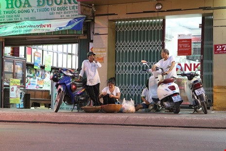 Những phận đời bên gánh hàng rong - 9 Những phận đời bên gánh hàng rong - 9