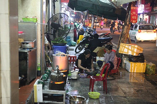 Một nhà hàng trên phố Hàng Thùng không chỉ đun nấu mà còn họ còn chiếm dụng hết vỉa hè để chế biến đồ ăn, rửa bát đĩa