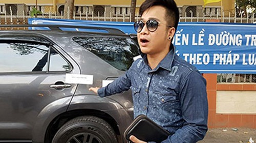 Lại thêm một nghệ sĩ Việt bị cẩu xe về phường - 3 Cách đây không lâu, Quách Tuấn Du cũng từng bị niêm phong xe đưa về phường, sau vụ việc, anh vội vã bán gấp xế hộp vì bị ám ảnh chuyện đỗ xe và nộp phạt.