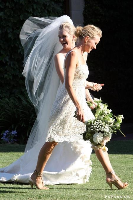 Sao và những lần mặc váy phù dâu tuyệt đẹp - 8 Naomi Watts cực kỳ xinh đẹp khi làm phù dâu cho cô dâu Emma Cooper trong hôn lễ hồi năm 2010 diễn ra tại Sydney, nước Úc