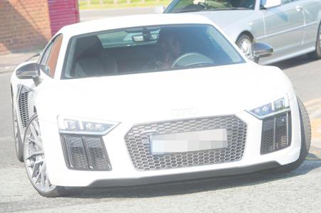 Dàn siêu xe của các ngôi sao Manchester City đua nhau đổ bộ sân tập - 8 Bacary Sagna lại chọn lựa dòng xe Audi R8