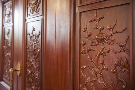 Cận cảnh ngôi nhà gỗ lim có giá 200 tỷ đồng của đại gia Điện Biên - 9
Những nét chạm trổ tinh xảo trên nền gỗ lim nguyên khối.