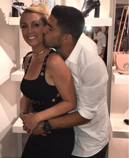 Fabregas tái ngộ Messi trong ngày các "nửa kia" khoe sắc - 8 Luis Suarez ngọt ngào chúc mừng bà xã