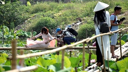 Chủ hồ sen mở dịch vụ thuê áo yếm, trang điểm thu bộn tiền - 9
Cánh thợ chụp hình vất vả tạo dáng cho người mẫu mong sao có những khuôn hình ưng ý.