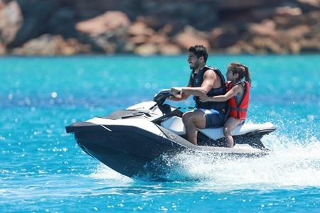 Messi “du hí” với vợ sắp cưới và gia đình Fabregas, Suarez - 8 Luis Suarez cũng vui vẻ lái mô tô nước