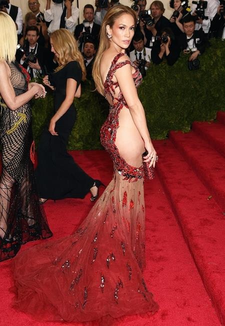 Bộ váy lộng lẫy mà Jennifer Lopez mặc tại sự kiện Met Gala 2015 xứng đáng là một trong những bộ trang phục sexy nhất lịch sử