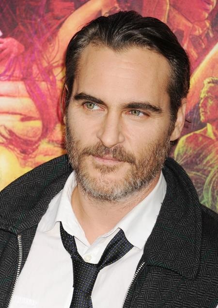 At 42 years old, Joaquin Phoenix still easily "knocks out" the audience thanks to his masculine appearance and powerful, captivating acting style.