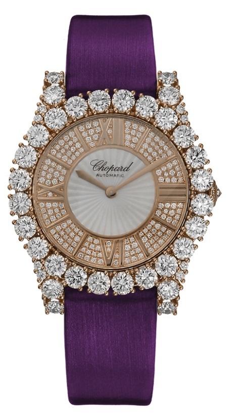 Đại gia Việt sở hữu đồng hồ Chopard xa xỉ tới mức nào? - 8 Những chiếc đồng hồ L’Heure Du Diamant có giá hơn 1 tỉ đồng cũng là lựa chọn được yêu thích của những quý bà quyền quý. Mẫu đồng hồ L’Heure Du Diamant mang đầy tính biểu tượng này được làm hoàn toàn vàng nguyên khối. Bộ máy lên dây cót tự động, dự trữ năng lượng 40 giờ với tổng trọng lượng kim cương đính trên tuyệt phẩm này là 7.83 ct, đặc biệt là viền kim cương bên ngoài với những viên kim cương size to cũng như màu sắc kim cương tuyệt hảo.