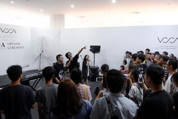 Tại sao VCCA hấp dẫn cho công chúng yêu nghệ thuật đương đại? - 8 Đặc biệt, mini show mỗi tối thứ Bảy trong khung giờ 20h-21h30 là nơi hội tụ người yêu thích sự sôi nổi, phá cách và sáng tạo lại hoàn toàn miễn phí đã thu hút hàng ngàn lượt khách đến với VCCA.Các hoạt động phong phú của VCCA sẽ được cập nhật thường xuyên trên fanpage của trung tâm.