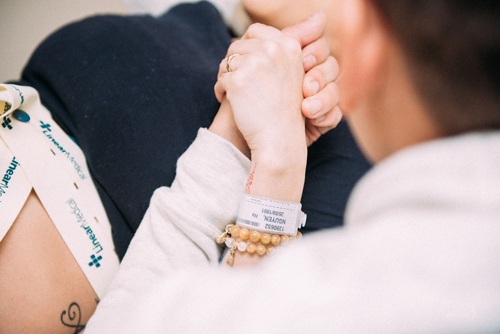 
Nỗi đau đớn thể xác lẫn tinh thần khiến bà mẹ trẻ tưởng như kiệt sức
