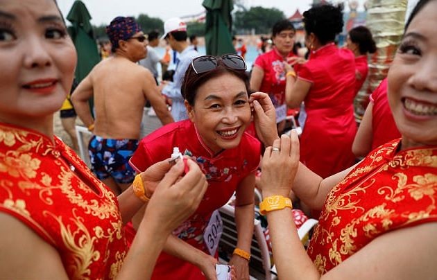 Dù cuộc thi mang tính cạnh tranh cao nhưng nhiều người vẫn giúp đỡ nhau trang điểm