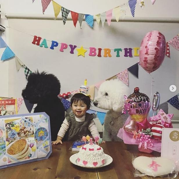 Tình bạn của bé 14 tháng tuổi và người bạn 4 chân khiến ai nhìn cũng thích mê - 8 Bữa tiệc sinh nhật 1 tuổi ngập tràn niềm vui