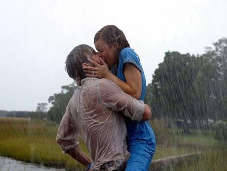 Những màn khóa môi dưới mưa đã đi vào lịch sử điện ảnh - 8 Nụ hôn trong bộ phim “The Notebook” (2004) không chỉ đánh dấu tình yêu của hai nhân vật chính mà còn thắp lên ngọn lửa tình cho hai diễn viên Ryan Gosling và Rachel McAdams ở ngoài đời, chỉ tiếc rằng sau đó cặp sao này lại “đường ai nấy đi”