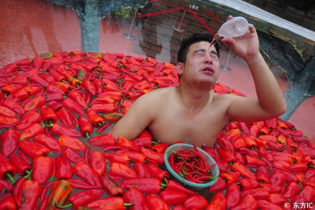 Cay xé lưỡi với cuộc thi ăn ớt kỳ quặc ở Trung Quốc - 9
Liệu thí sinh này có bỏ cuộc?