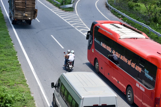 “Không thể chấp nhận việc BOT không đạt chuẩn vẫn thu phí như đạt chuẩn” - 2 Xe máy và ô tô trên cao tốc chung đường.Ảnh: Toàn Vũ.