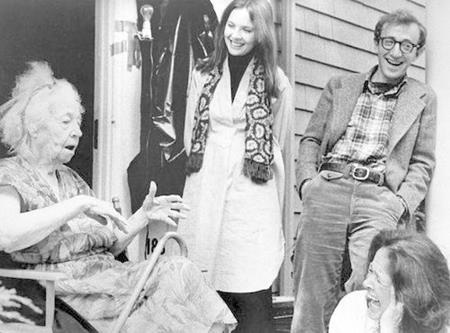 Ảnh hậu trường cực “độc” của các bộ phim kinh điển - 8 Dàn diễn viên của “Annie Hall” (1977), Helen Ludlum, Diane Keaton, Woody Allen và Colleen Dewhurst đã cùng chia sẻ những giây phút tươi cười thoải mái bên nhau